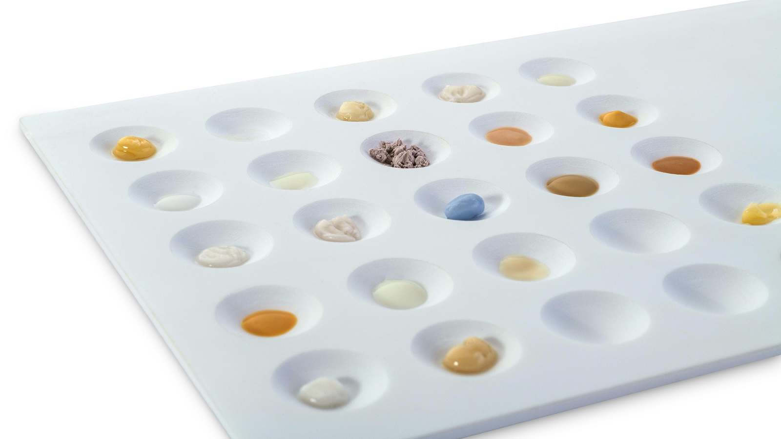 The HeraCeram cre-active range offers materials in different consistencies.